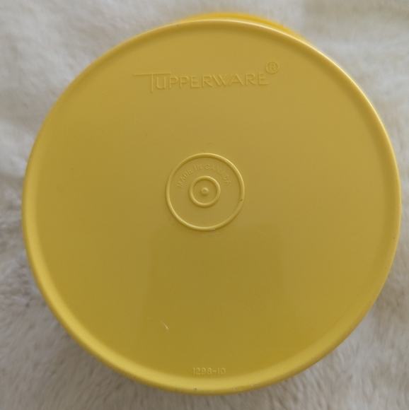 VINTAGE Tupperware Servalier Harvest Gold Canister - Picture 5 of 8